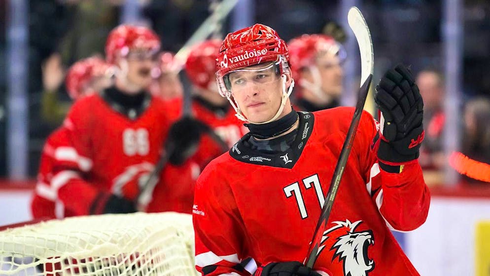 Great spectacle in Kloten, video trouble at ZSC - Gallery. Czech David Sklenicka impressed as a two-time assist man in Lausanne's 3-0 home win against Servette