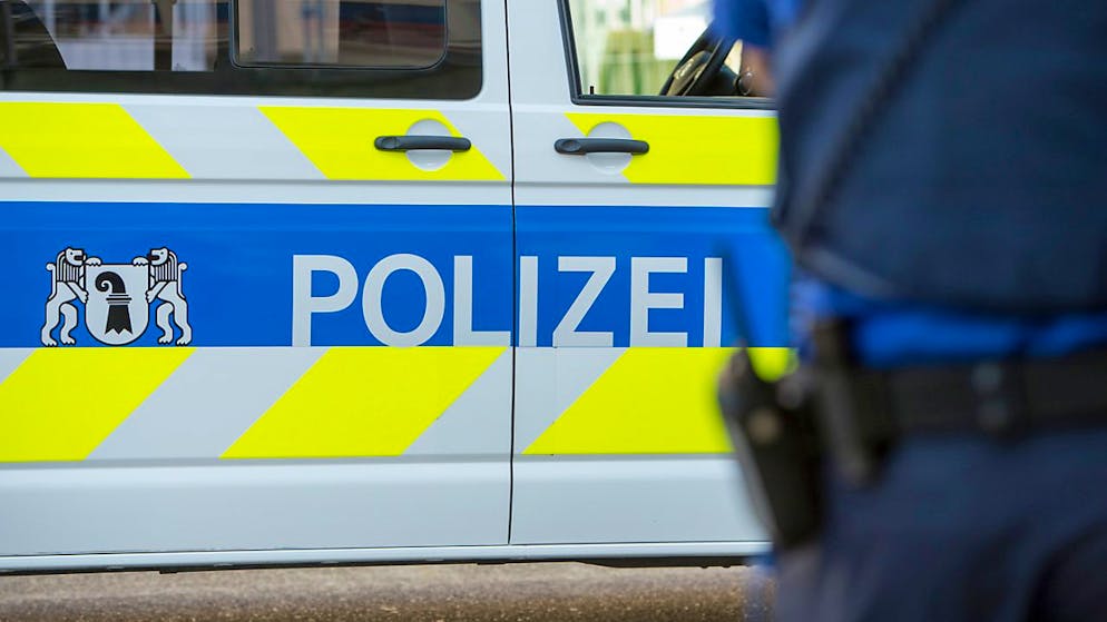 In Riehen BS ist ein Mann von zwei Personen ausgeraubt worden. Die mutmasslichen Täter konnten von der Polizei festgenommen werden. (Archivbild)