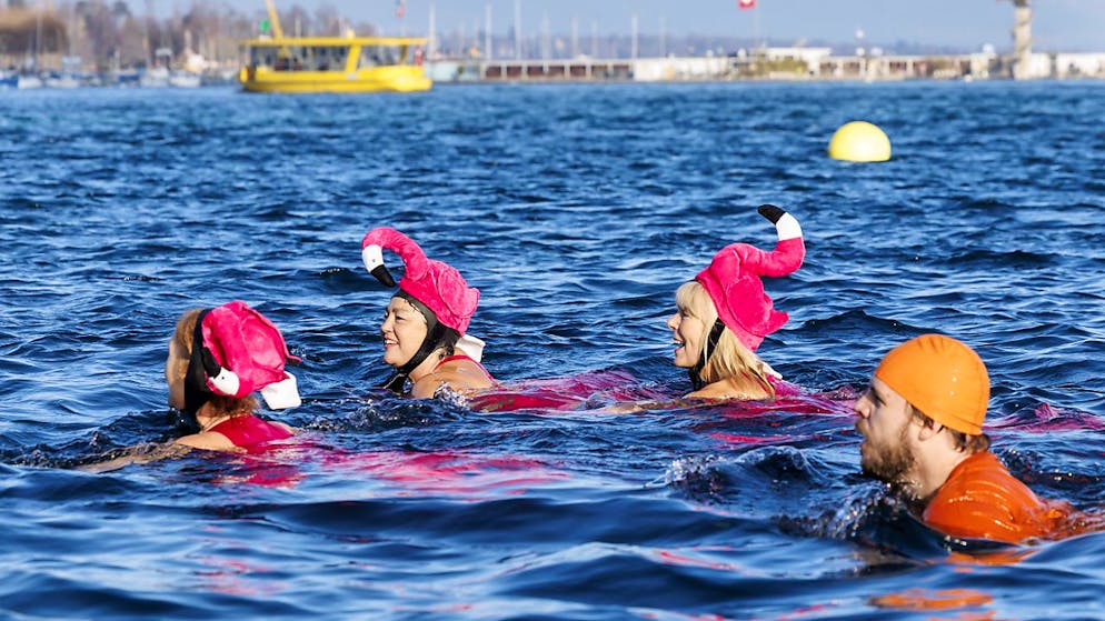 Genfer Weihnachtsschwimmen mit Rekordbeteiligung - Gallery. Viele Genfer Weihnachtsschwimmerinnen und -schwimmer gehen mit einem lustigen Accessoire ins Wasser.