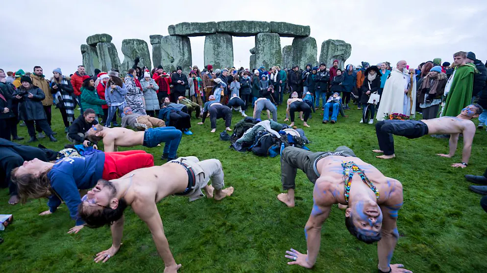 Menschen nehmen an den Feierlichkeiten zur Wintersonnenwende in Stonehenge, England. Foto: Anthony Upton/AP/dpa