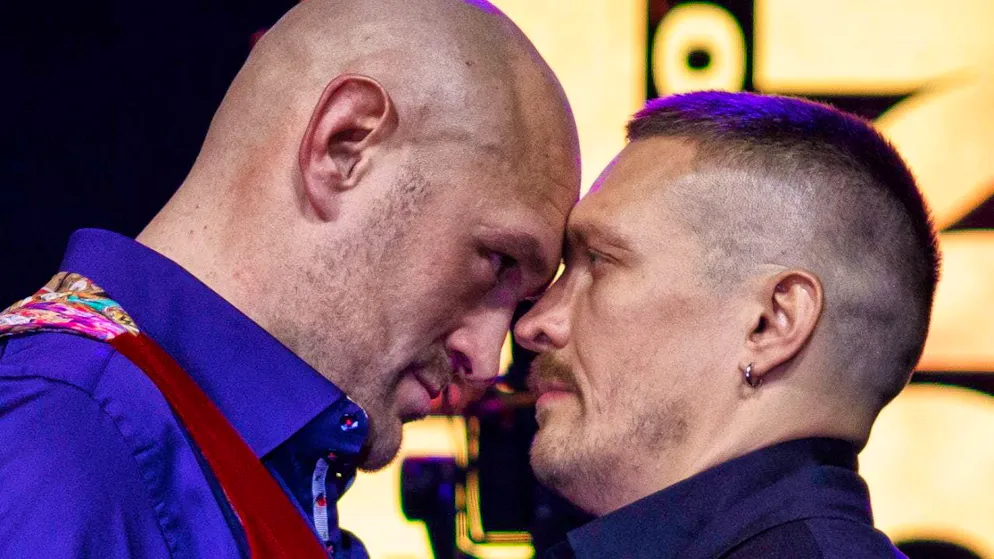 Tyson Fury (left) and defending champion Alexander Usyk get up close and personal for the photographers.