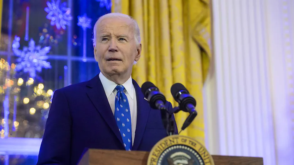 I fatti che hanno segnato il 2024 nel mondo. Ad appena quattro mesi dalle elezioni, in un messaggio sul suo account personale X, il presidente degli Stati Uniti, Joe Biden, annuncia, la sera di domenica 21 luglio, che non intende correre per un secondo mandato. Cede così alle numerose pressioni all'interno del suo partito, acuitesi dopo il disastroso dibattito in TV in cui l'ormai ultra ottantenne è apparso stanco e confuso. Gli esperti pensano che a giocare un ruolo importante nel suo ritiro siano stati gli ex presidenti Barack Obama e Bill Clinton con le rispettive first ladies, come pure la potente ex speaker della Camera Nancy Pelosi. Molte star del cinema, tra cui George Clooney, avevano espresso dei dubbi sulle facoltà di Biden di poter reggere ancora 4 anni, vista la sua età avanzata.