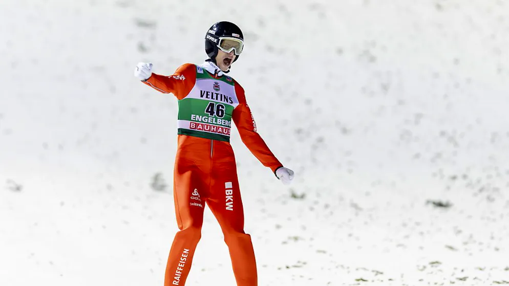 Gregor Deschwanden jubelt bereits in der Ausfahrt. Er weiss, dass ihm ein sehr starker Sprung gelungen ist.