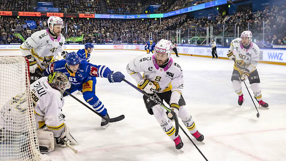 Grosses Spektakel in Kloten, Video-Ärger beim ZSC - Gallery. Ajoie, hier mit Philip-Michael Devos am Puck, verpasst beim 0:4 in Zug den zweiten Auswärtssieg der Saison deutlich