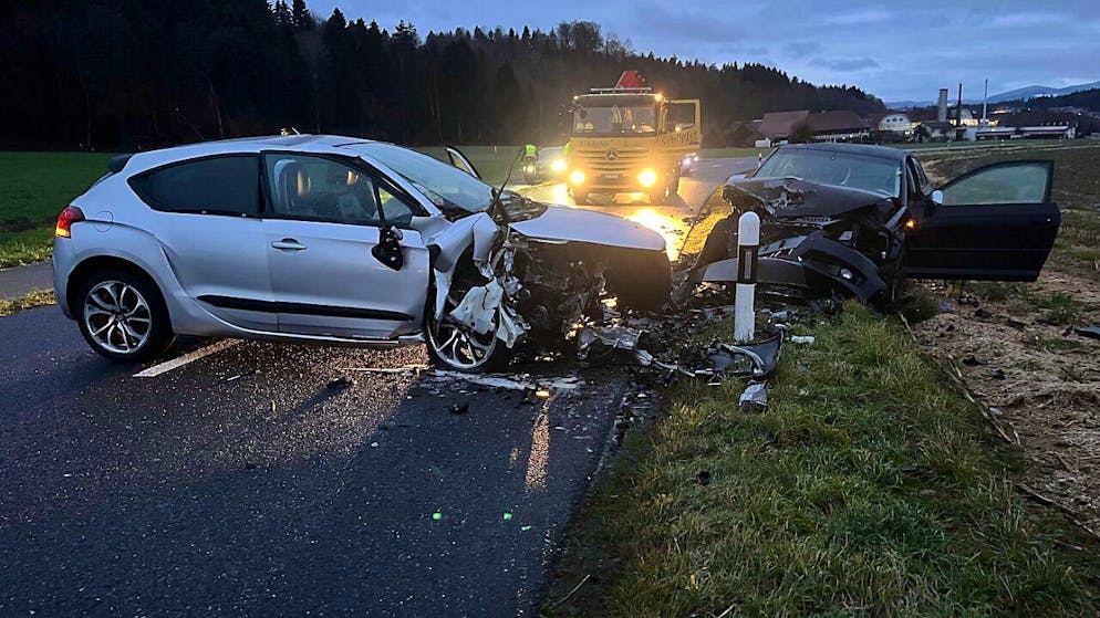 Aus diesen zwei Autos barg die Sanität zwei mittelschwer verletzte Lenker.