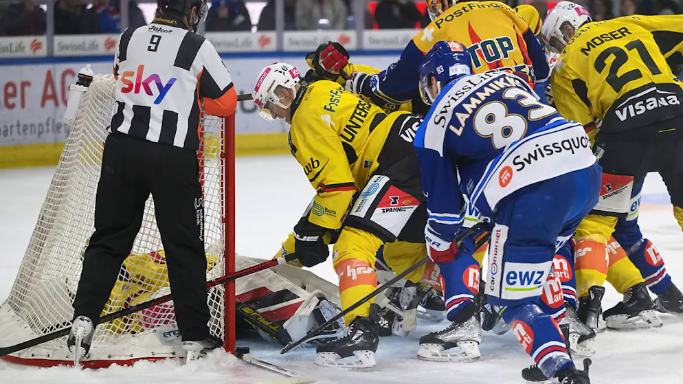 Grosses Spektakel in Kloten, Video-Ärger beim ZSC - Gallery. ZSC-Stürmer Juho Lammikko (vorne) drückt den Puck zum vermeintlichen 3:3-Ausgleich gegen den SC Bern über die Linie