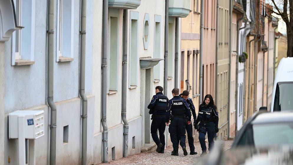 Polizisten durchsuchen ein Wohnhaus in Bernburg. Der mutmassliche Todesfahrer vom Magdeburger Weihnachtsmarkt arbeitete in der Stadt in Sachsen-Anhalt als psychiatrischer Facharzt im Massregelvollzug.