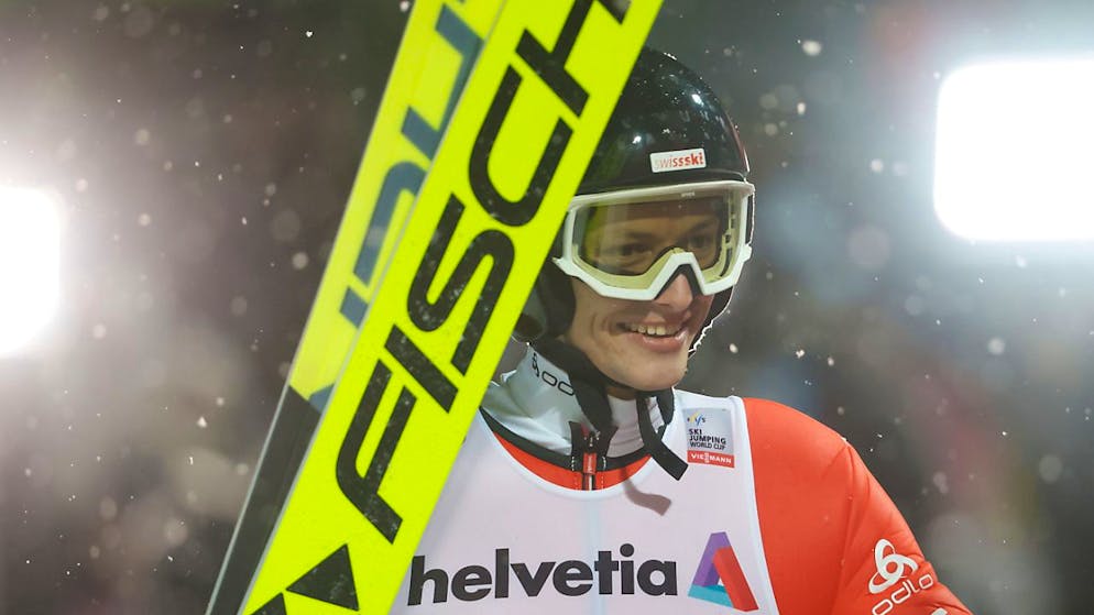 Gregor Deschwanden freut sich im Schneetreiben von Engelberg auch über einen 5. Rang.