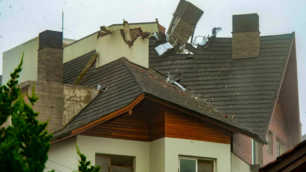 Small plane crashes in Brazil - ten people dead - Gallery. A small plane crashed in Brazil, hitting several houses.