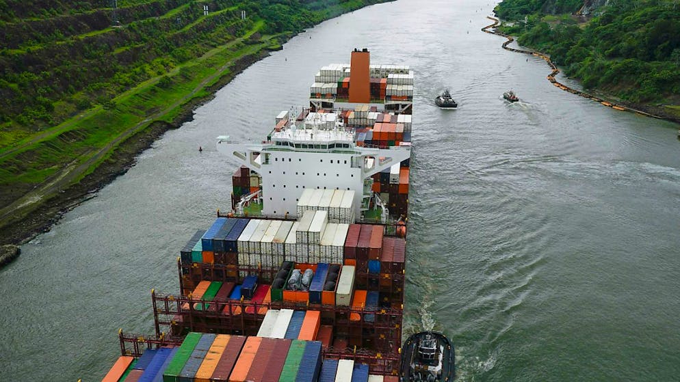 Ein Container-Schiff unterwegs im Panama-Kanal. (Archivbild)