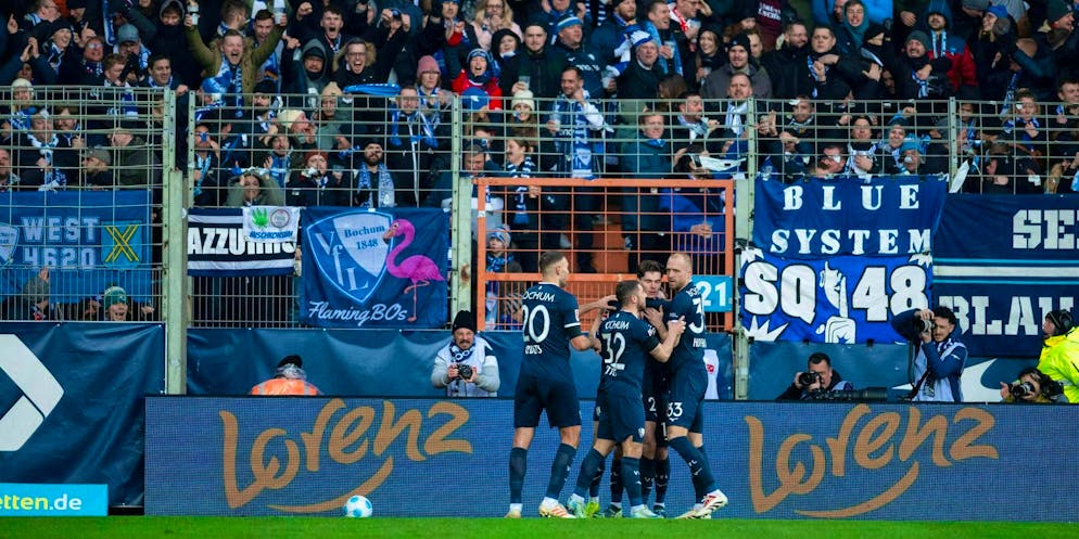 Series ended: Bochum jubilant after first win of the season - Gallery. The Bochum players celebrate the 2:0 win against Heidenheim.
