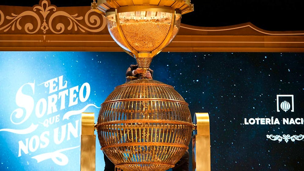 Mitarbeiter bereiten nummerierte Lottokugeln vor dem Beginn der spanischen Weihnachtslotterie vor, die unter dem Namen El Gordo (Der Dicke) bekannt ist. Foto: Bernat Armangue/AP/dpa