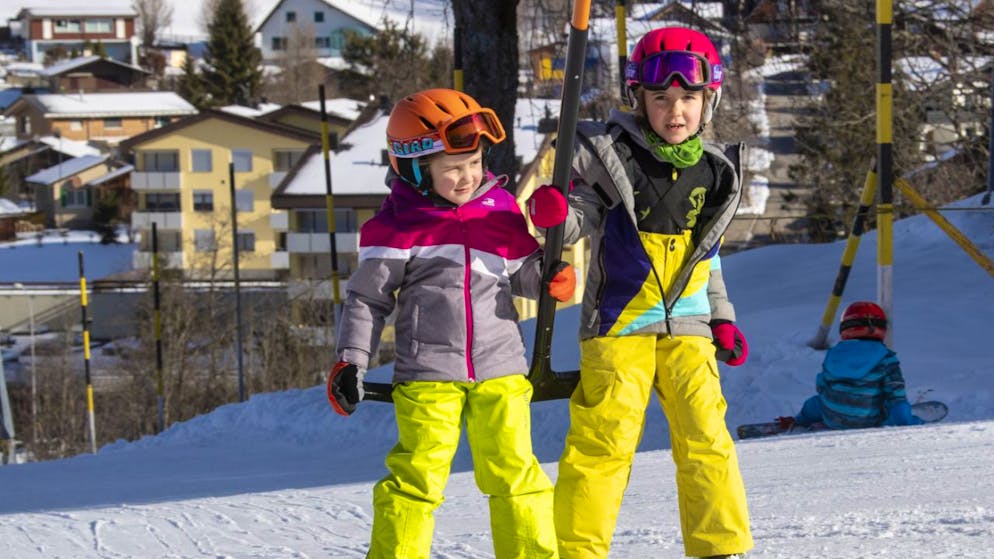 GR: 90 anni di flirt e avventure sulla sciovia ad ancora - Gallery. Non sono solo i bambini a discutere sulla posizione "spericolata" del piede interno sulla sciovia ad ancora. (immagine d'archivio)