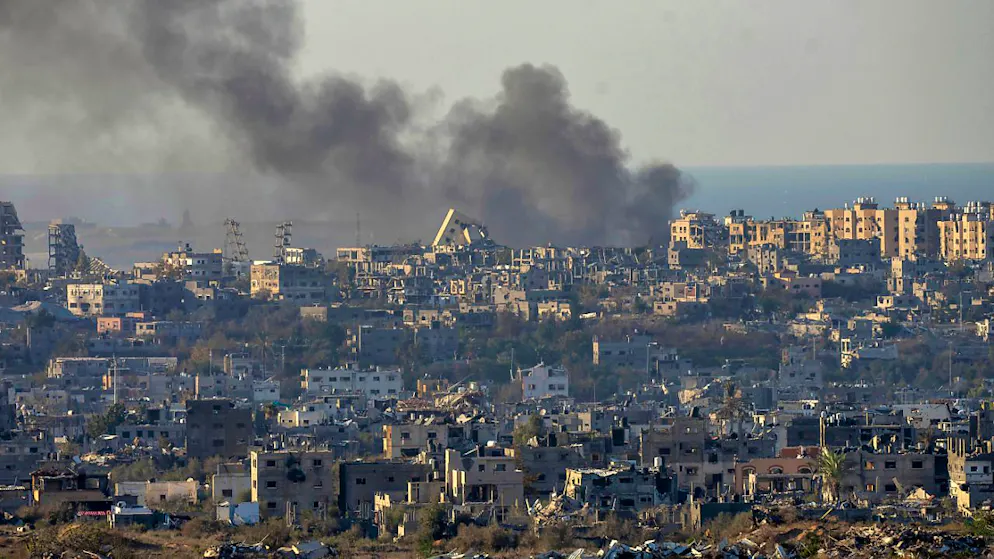 ARCHIV - Rauch steigt nach einer Explosion im Gazastreifen auf, vom Süden Israels aus gesehen. Foto: Ohad Zwigenberg/AP/dpa