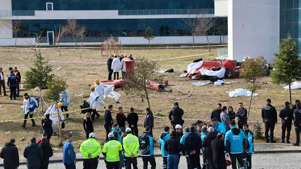 Ein Rettungshubschrauber ist in der südtürkischen Provinz Mugla gegen ein Krankenhaus geprallt und dann abgestürzt