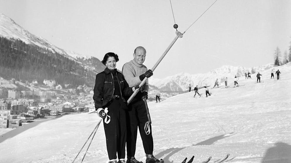 GR: 90 anni di flirt e avventure sulla sciovia ad ancora - Gallery. Una coppia sullo "skilift per lei e lui" di Davos il 20 dicembre 1940. (Foto d'archivio KEYSTONE/PHOTOPRESS-ARCHIV/Str)