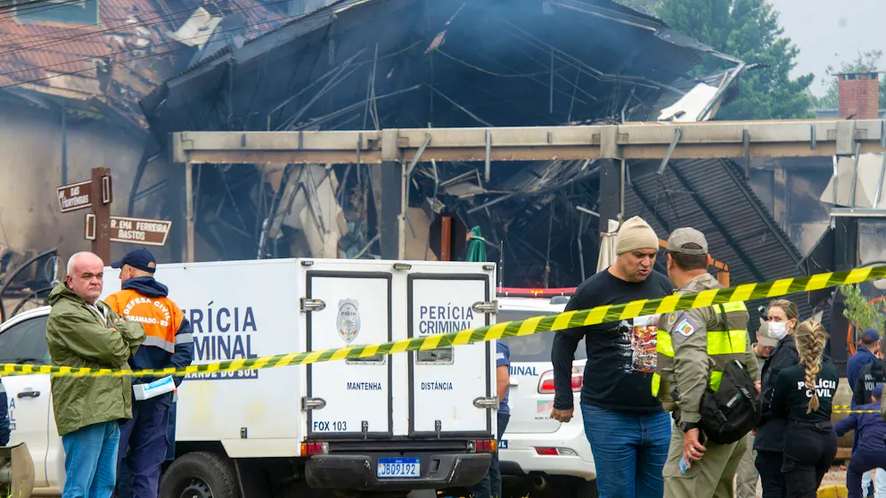 Kleinflugzeug in Brasilien abgestürzt – zehn Menschen tot - Gallery. Beim Absturz starben alle zehn Flugzeuginsassen - ein Geschäftsmann und neun Angehörige.