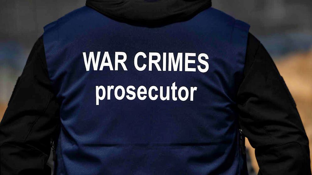 ARCHIV - Ein Ermittler eines internationalen Forensik-Teams trägt eine Weste mit der Aufschrift «War Crimes Prosecutor» («Ankläger für Kriegsverbrechen»). Foto: Carol Guzy/Zuma Press/dpa
