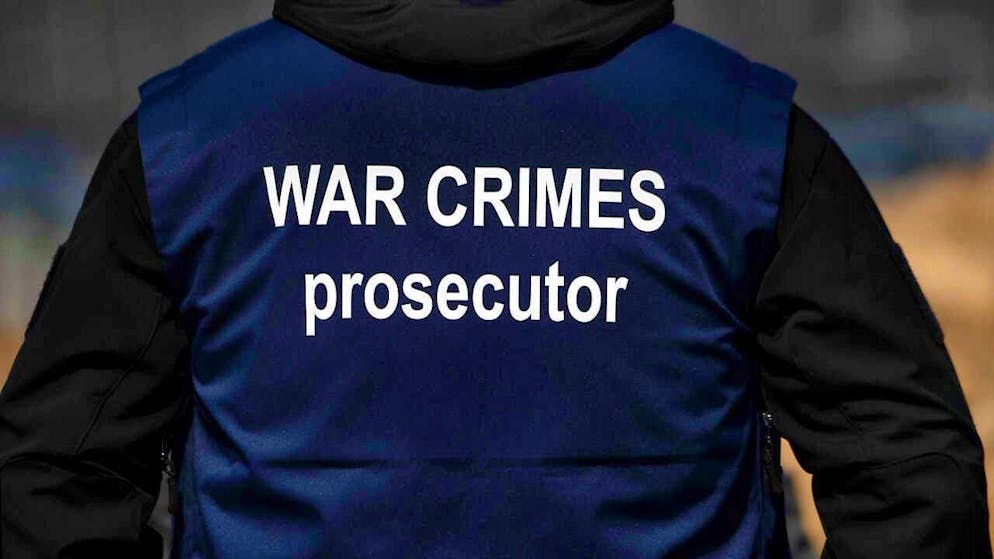 ARCHIVE - An investigator from an international forensics team wears a vest labeled "War Crimes Prosecutor". Photo: Carol Guzy/Zuma Press/dpa