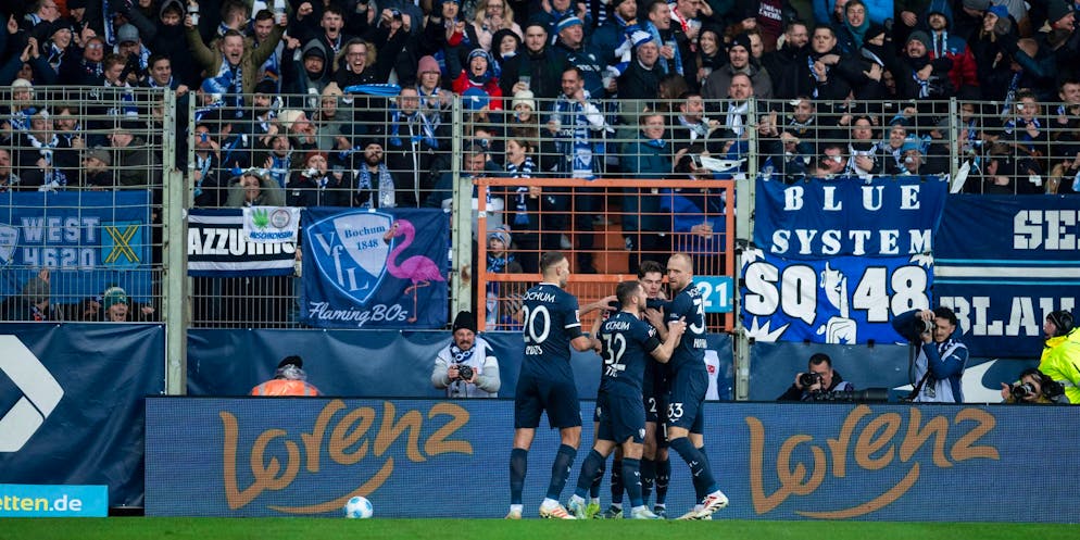 Serie beendet: Bochum jubelt nach dem ersten Saisonsieg - Gallery. Die Bochumer Spieler feiern den 2:0-Erfolg gegen Heidenheim.