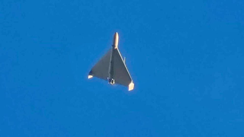 ARCHIV - Eine Kampfdrohne vermutlich vom Typ Shahed 136 (Schahed 136) iranischer Bauart. Diese Drohnen nutzt Russland oft für den Beschuss von Zielen in der Ukraine. Foto: Efrem Lukatsky/AP/dpa