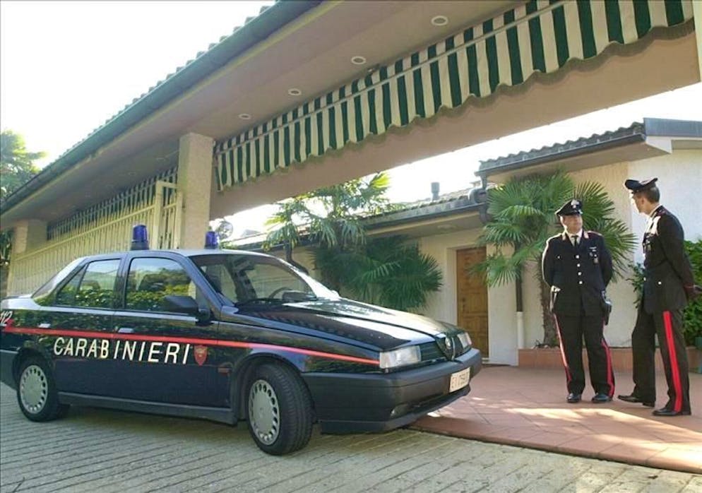 Carabinieri davanti alla villa di Nada nel 2001