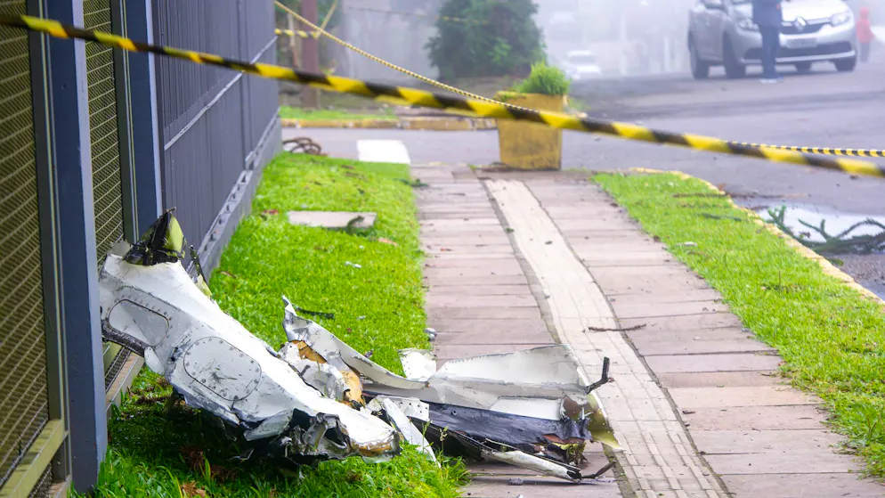 Kleinflugzeug in Brasilien abgestürzt – zehn Menschen tot - Gallery. Trümmerteile liegen am Ort des Absturzes eines Kleinflugzeugs in einer brasilianischen Stadt.