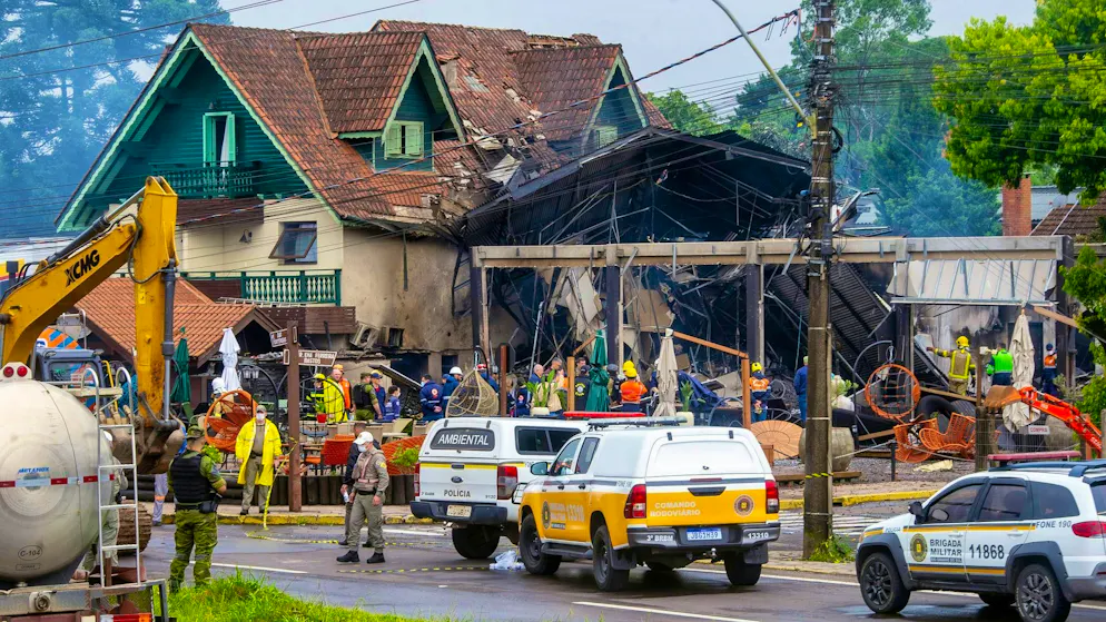 Small plane crashes in Brazil - ten people dead - Gallery. A small plane has crashed in Brazil, hitting houses.