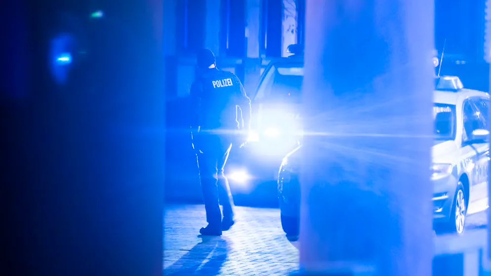 Ein Polizist geht durch den Innenhof des Justizzentrums. Auf dem Weihnachtsmarkt in Magdeburg war am Vortag ein Autofahrer in eine Menschengruppe gefahren. Der Mann wurde festgenommen. Foto: Christoph Soeder/dpa