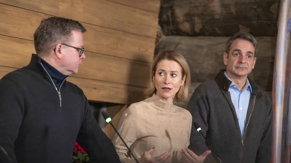 De gauche à dr., le premier ministre finlandais Petteri Orpo, la représentante de l'UE aux Affaoires étrangères Kaja Kallas et le 1er ministre grec Kyriakos Mitsotakis réunis dimanche.