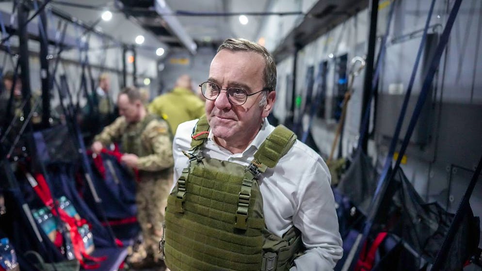 ARCHIV - Boris Pistorius (SPD), Bundesminister der Verteidigung, reist in schusssicherer Weste im Airbus A400M der Luftwaffe von Bagdad nach Erbil. Der SPD-Politiker besucht deutsche Soldaten im Einsatz und führt vor dem Hintergrund des Umsturzes in Syrien politische Gespräche über das weitere deutsche Engagement. Foto: Kay Nietfeld/dpa