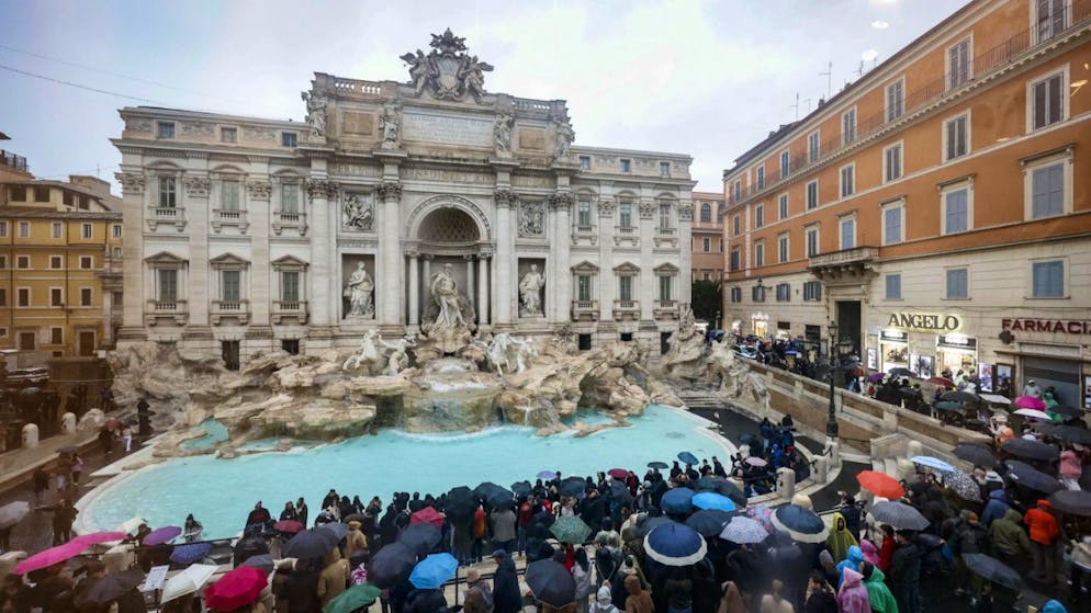 La municipalité de Rome va étudier la possibilité d'instaurer "un petit billet d'entrée" pour financer, entre autres, l'entretien de la célèbre fontaine de Trevi, rouverte dimanche après une rénovation de trois mois.