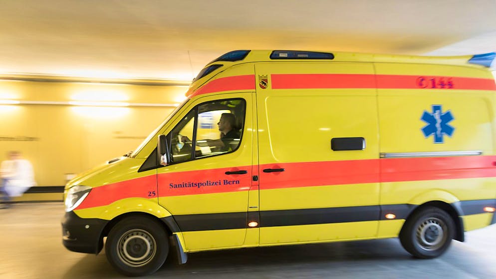 Der schwerverletzte E-Biker-Fahrer wurde nach dem Unfall in Köniz am Mittwochabend mit einer Ambulanz in ein Spital gefahren. (Archivbild)