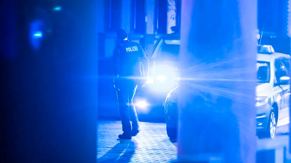 A police officer walks through the courtyard of the justice center. The day before, a car driver had driven into a group of people at the Christmas market in Magdeburg. The man was arrested. Photo: Christoph Soeder/dpa