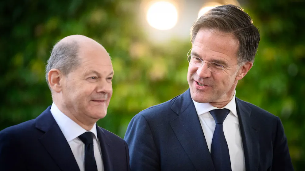 Nato-Generalsekretär: Langfristig mache ich mir Sorgen - Gallery. Die zuweilen scharfe Kritik an der Ukraine-Politik von Olaf Scholz (l.) hält Rutte für ungerechtfertigt. (Archivbild)