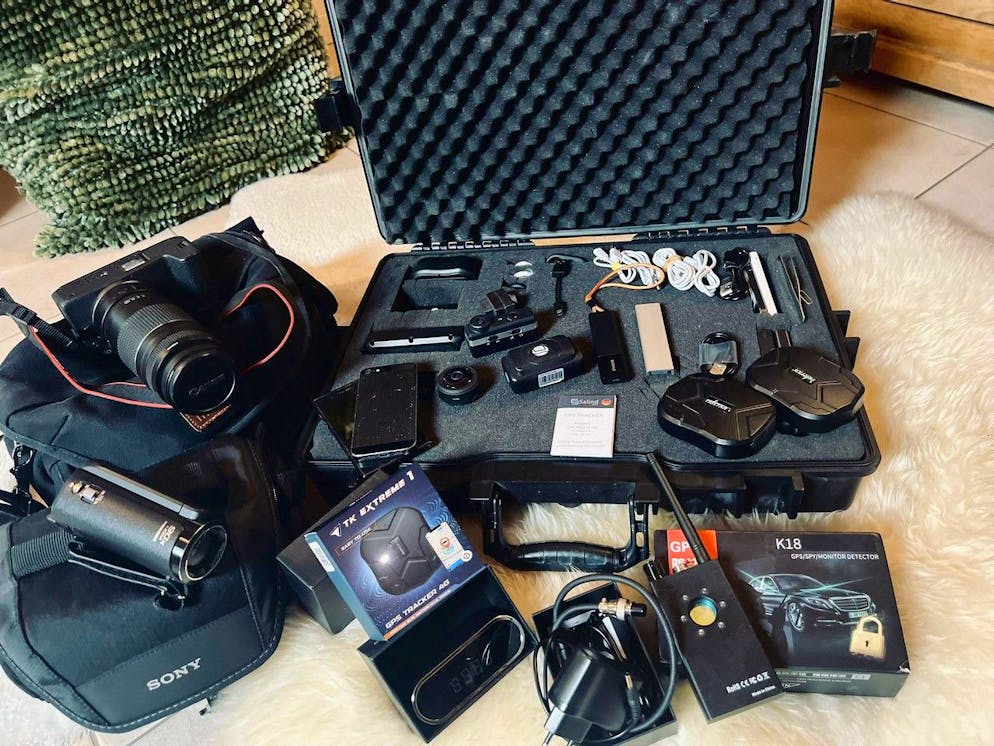 Des caméras, notre détective en a de toutes sortes!