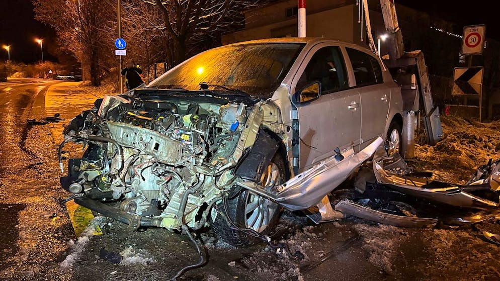 Das Auto wurde bei der Kollision mit dem Zug bei Kreuzlingen TG erheblich beschädigt, der Autolenker wurde leicht verletzt.
