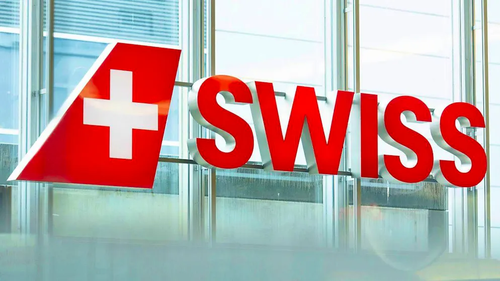 The Swiss airline logo at Zurich Airport. (symbolic image)