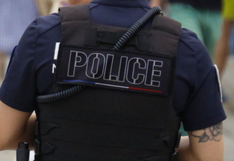 «Près d'une centaine de fonctionnaires de police» restent mobilisés, selon le parquet de Dijon, «pour parvenir à l'interpellation de la seconde personne en fuite», a ajouté le procureur.