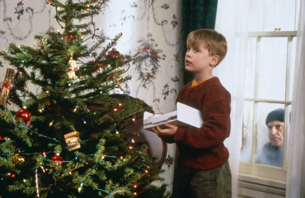 Szene aus «Kevin – Allein zu Haus»: Während der nichtsahnende Kevin (Macaulay Culkin) den Weihnachtsbaum schmückt, lauert Harry (Joe Pesci) auf eine Gelegenheit, einbrechen zu können.
