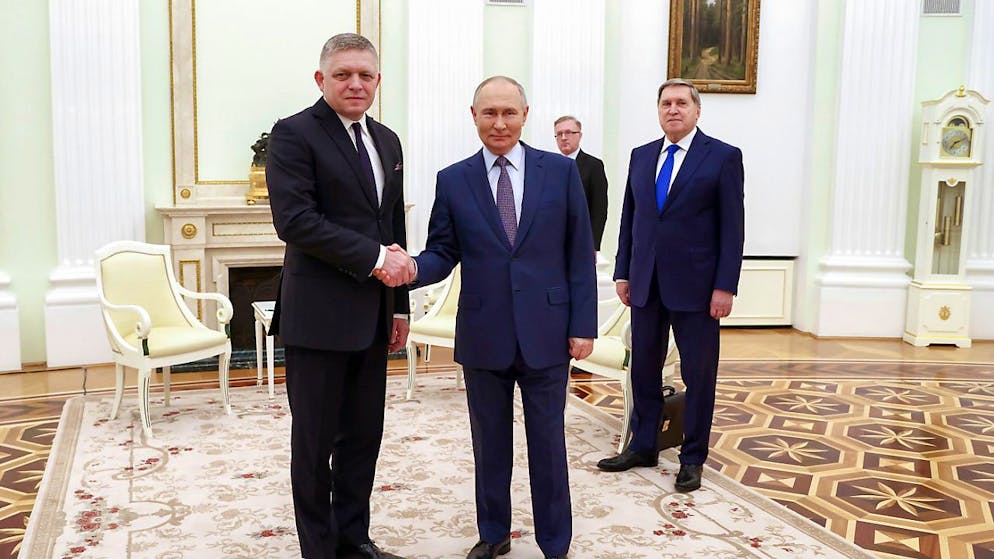Der russische Präsident Wladimir Putin und der slowakische Ministerpräsident Robert Fico (l) geben sich die Hand und posieren für ein Foto bei ihrem Treffen im Kreml in Moskau. Der slowakische Regierungschef Robert Fico ist am Sonntag unangekündigt zu Gesprächen mit dem russischen Präsidenten zusammengekommen. Foto: Artyom Geodakyan/Sputnik/ Government Pool/AP/dpa