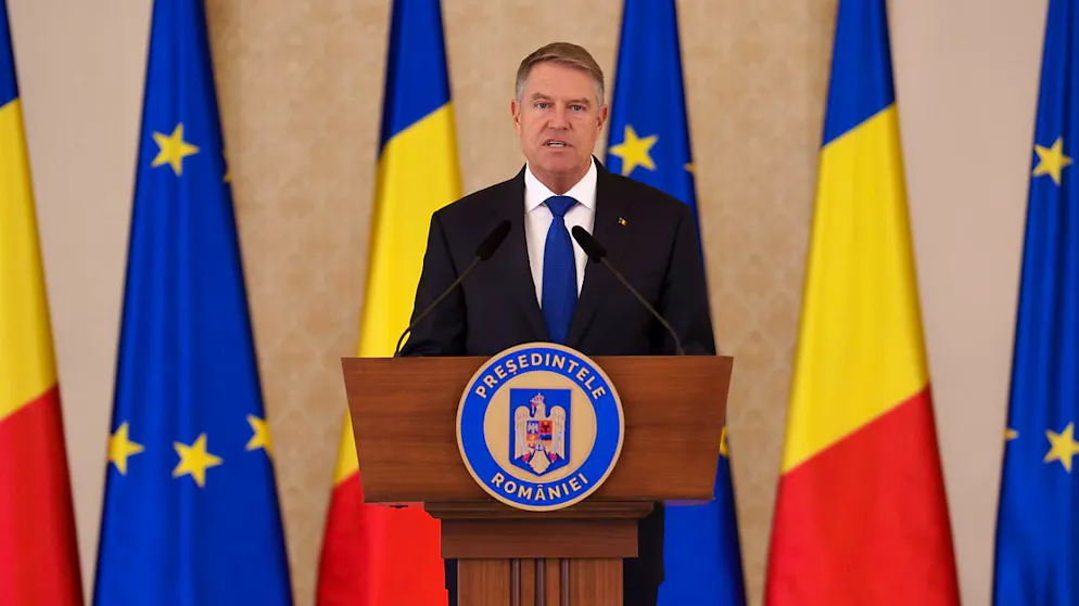 Der rumänische Präsident Klaus Iohannis nominiert den designierten Ministerpräsident M. Ciolacu (nicht im Bild) für die Bildung der neuen Regierung. Foto: Vadim Ghirda/AP/dpa