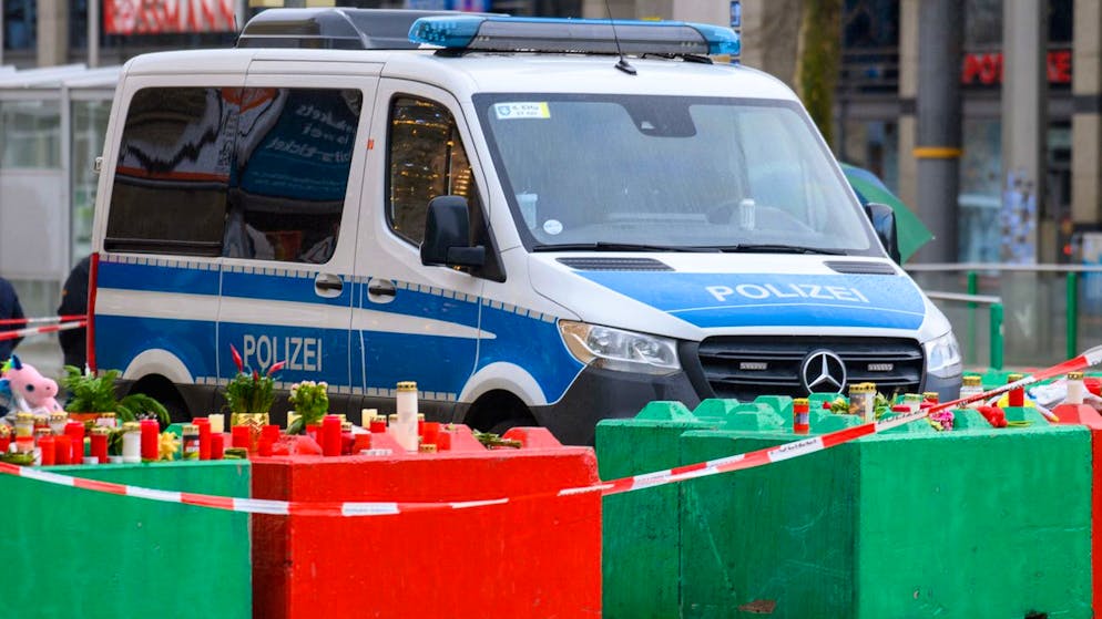 Absperrband ist vor farbigen Betonsperren gespannt, die zum Schutz des Magdeburger Weihnachtsmarktes aufgestellt wurden. (22. Dezember 2024)