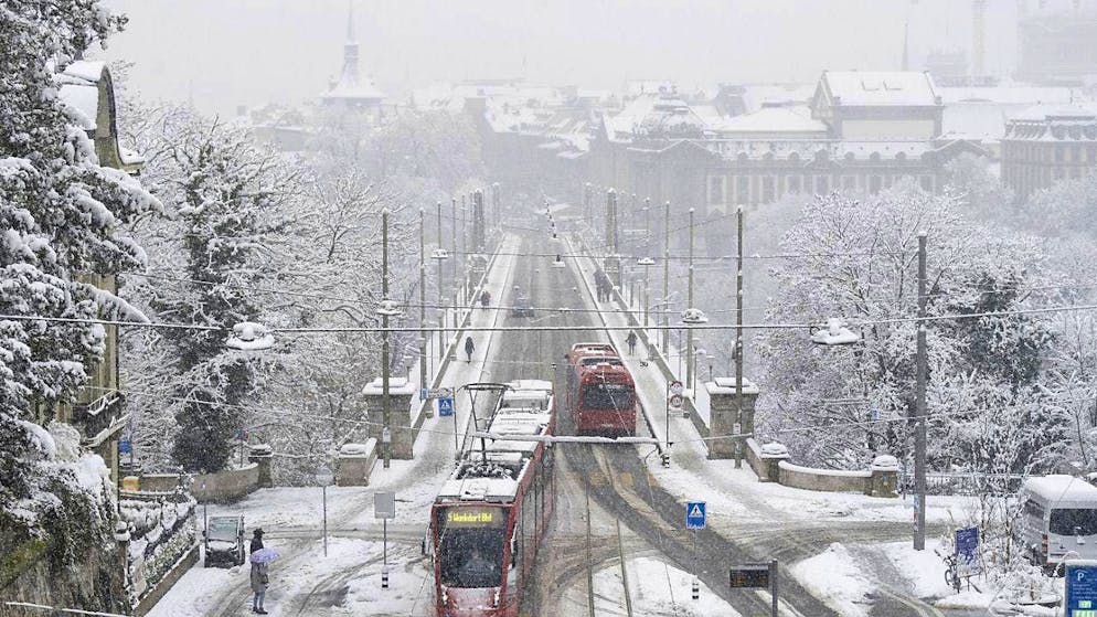 In the city of Bern, some bus routes had to temporarily suspend services. (archive picture)