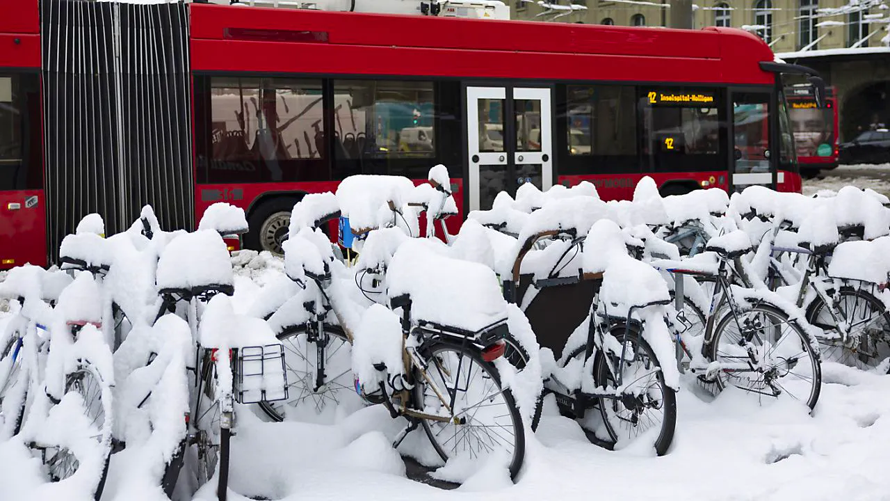 Wetter. Schneefall sorgt im Kanton Bern für Verkehrsbehinderungen