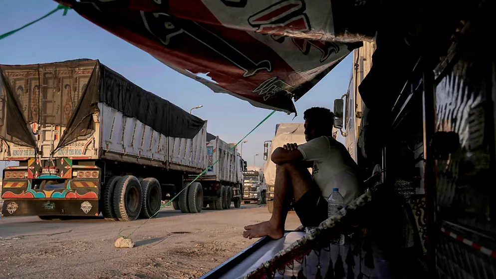 ARCHIV - Ein ägyptischer Fahrer schützt sich auf seinem Lastwagen mit humanitären Hilfsgütern vor der Sonne, während er darauf wartet, den Grenzübergang Rafah zwischen Ägypten und dem Gazastreifen zu passieren. Foto: Amr Nabil/AP/dpa