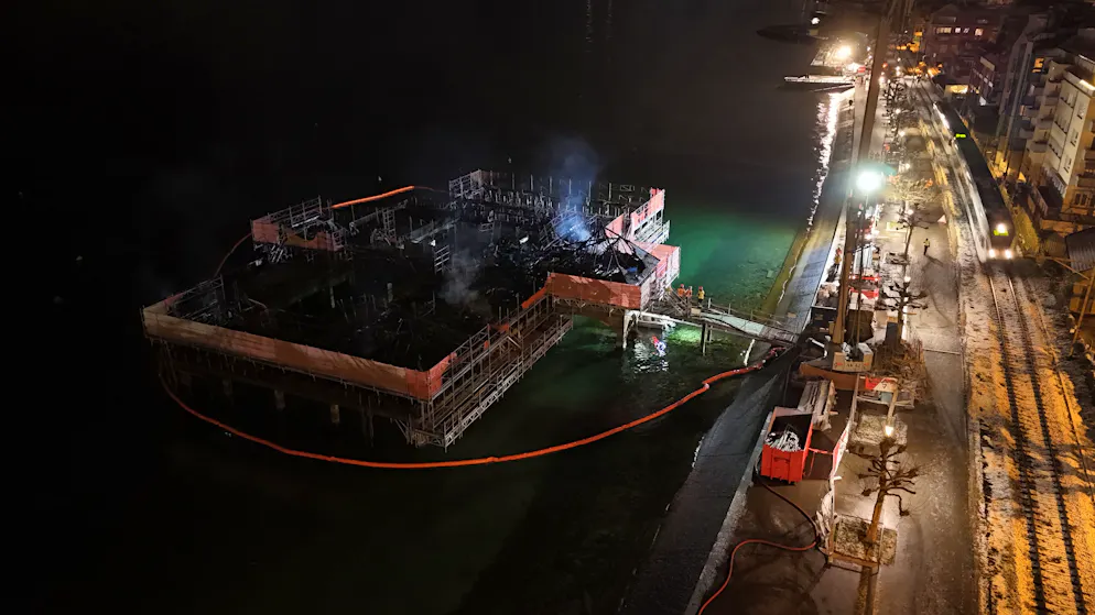 Badihütte Rorschach. Die Feuerwehr konnte den Brand zwar eindämmen, aber nichts retten. 