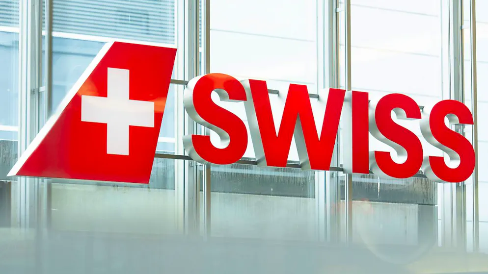 Das Logo der Fluggesellschaft Swiss am Flughafen Zürich. (Symbolbild)