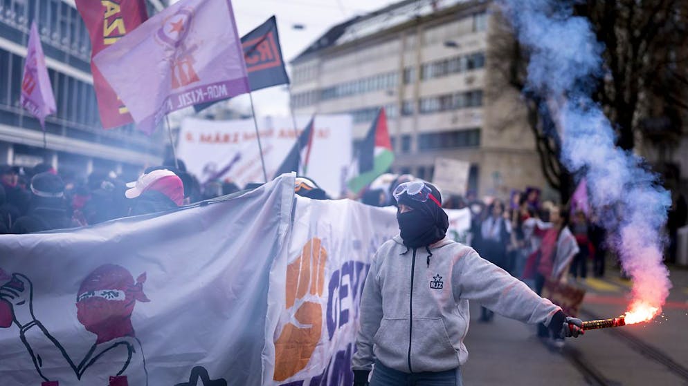Das Gericht hat eine linksextreme Demoteilnehmerin verurteilt, weil sie an einer Attacke auf einen Polizisten beteiligt war. (Symbolbild)