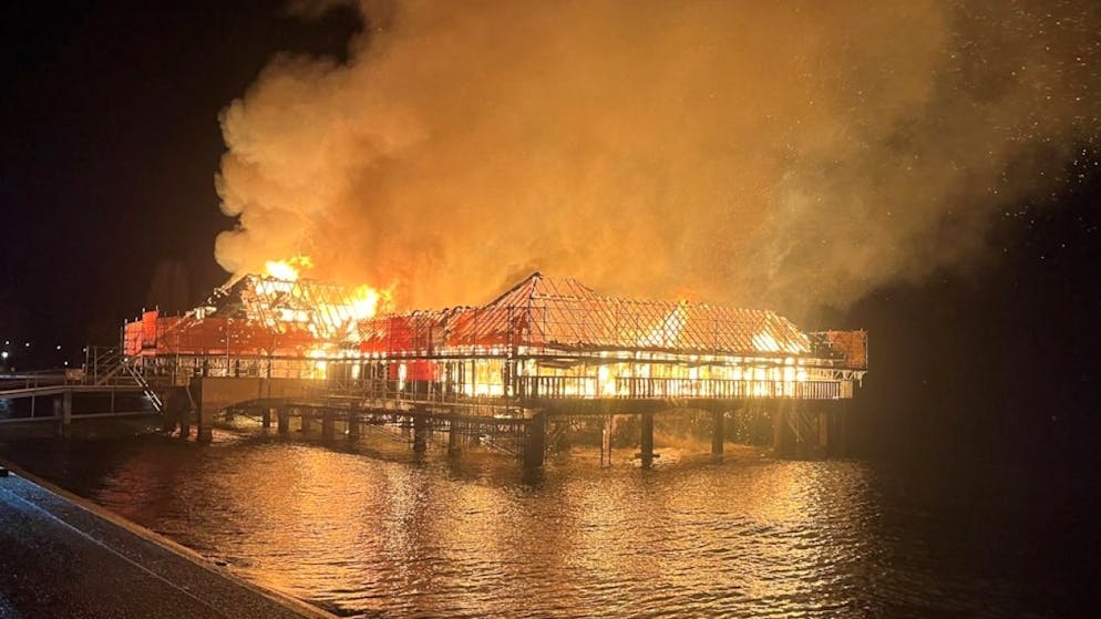 Das historische Rorschacher Badehaus "Badhütte" stand am frühen Montagmorgen in Vollbrand.